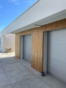 Photo de galerie - Pose d’un bardage en claire voie 