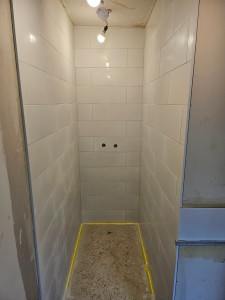 Photo de galerie - - Rénovation complète  d'une salle de bain 
placo elec plomberie et forcément  étanchéité  et pose de faïence  mural douche WC et baignoire 

