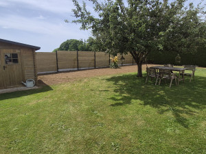 Photo de galerie - Clôture et nivelage  du terrain après la pose .
poteaux aluminium ,avec lattes horizontale de 13cm de haut chacune en bois. poteaux enterré de 80 cm de profondeur et béton au pied. 