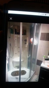 Photo de galerie - Remplacement d'une baignoire par une cabine de douche, carrelage peinture.