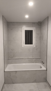 Photo de galerie - Rénovation complète salle de bain : placo, bandes à joint, plomberie, pose baignoire selon dtu, étanchéité sous carrelage, carrelage, joint epoxy