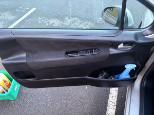 Photo de galerie - ? Nettoyage intérieur véhicule – Formule Basic  Aspiration, dépoussiérage intérieur + rénovateur plastiques. Intérieur propre et soigné. ?