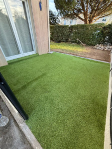 Photo de galerie - Réalisation d’une pose de gazon synthétique 