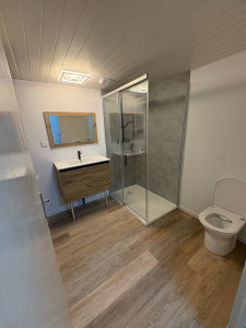 Photo de galerie - Salle de bain rénovation sol, mur, douche, meuble avec vasque, wc