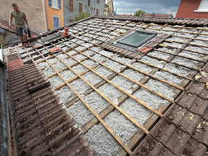 Photo de galerie - Pose d'une nouvelle isolation projetée en l'aine de roche 