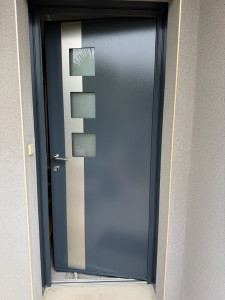 Photo de galerie - Rénovation d’une porte d’entrée en aluminium 
