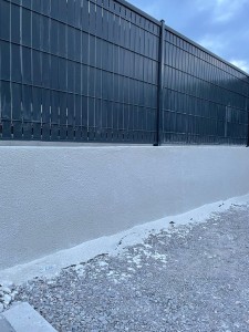 Photo de galerie - Façade d’un mur de clôture de 0,80 cm de hauteur couleur blanc effet gratté 