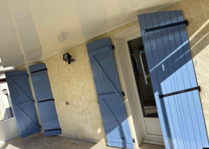 Photo de galerie - Ponçage + peinture 8 paires volets en bois