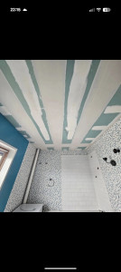 Photo de galerie - Création d'un plafond en placo hydrofuge suite a un dégât des eaux 