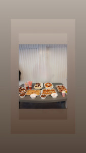 Photo de galerie - Réalisation 100% maison d’un goûter d’anniversaire pour une petite fille (le number cake ainsi que les cookies on était réaliser maison par mes soins) ?