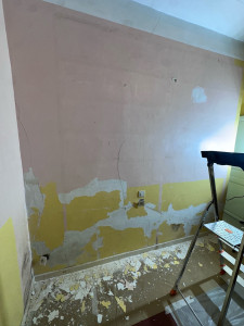 Photo de galerie - Reprise d’enduit partiel  sans ratissage et mise en peinture d’une cloison, 