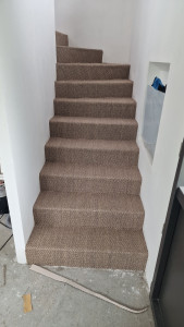 Photo de galerie - Pose de revêtement d’escalier avec préparation du support, découpe, ajustement et finitions soignées.