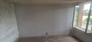 Photo de galerie - Réalisation de cloisons en Placoplâtre BA13 posées sur structure métallique (rails + montants).