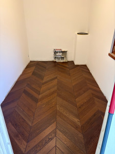 Photo de galerie - Pose d’un parquet coller pointe de Hongrie 