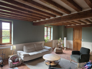 Photo de galerie - Retrait du papier peint, préparation des murs,
réalisation de soubassements beige et peinture vert sauge au-dessus.