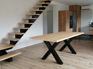 Photo de galerie - Escalier et table de salon bois/metal