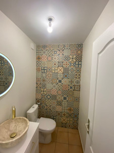 Photo de galerie - Réfection cabinet avec conservation du carrelage de sol pour alléger les coûts.