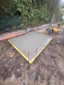 Photo de galerie - Petite dalle béton de 7 cm pour chalet métallique 