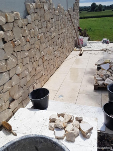 Photo de galerie - Habillage du mur extérieur en pierre