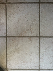 Photo de galerie - Carreau du haut sale/ carreau du bas nettoyé à la vapeur 