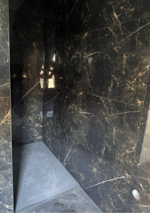 Photo de galerie - Douche en marbre noir