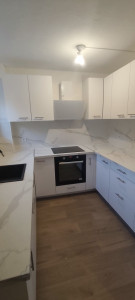 Photo de galerie - Cuisine équipé complète en U blanc intégrale effet marbre 