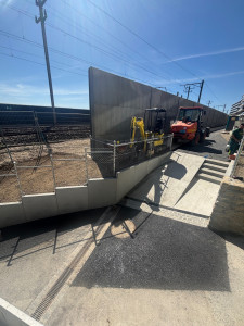 Photo de galerie - 
Pose de mur en L. Rampe handicapé et escalier quatre marches.