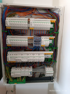 Photo de galerie - Tableau électrique avec alimentation triphasée pour une rénovation totale d'une maison de 200m2.