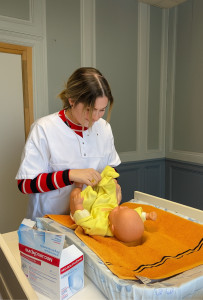 Photo de galerie - Change d’un nourrisson lors de ma formation 