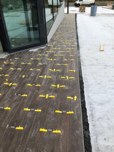 Photo de galerie - Pose de carrelage extérieur effet bois avec finition précise et système de nivellement pour un résultat moderne et harmonieux.