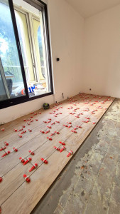 Photo de galerie - Pose d'un carrelage effet parquet dans un studio à La Grande-Motte