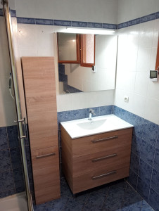 Photo de galerie - Remplacement de meuble de salle de bain avec modification de la plomberie, de l'évacuation et de l'électricité
