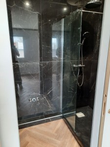 Photo de galerie - Création d une douche pour une suite parentale, carrelage marbré noir en 120x60 cm