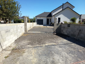 Photo de galerie - Réalisation d’un mur en parpaings avec poteaux maçonnés et création d’un seuil béton pour portail.