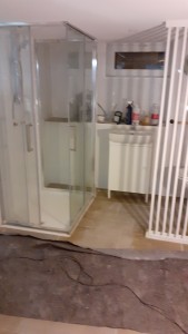 Photo de galerie - Rénovation sdb complète 
sol /murs  carrelage. douche italienne  WC suspendu sanitaire lavabo 
