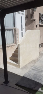 Photo de galerie - Création d'un escalier en béton armé + garde corps en agglo de 10 + enduit 