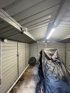 Photo de galerie - Aménagement d’un cabanon de jardin avec une prise double et une réglette LED commandé par un détecteur