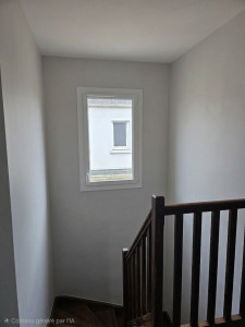 Photo de galerie - Travaux de peinture réalisés dans une cage d’escalier : murs, portes, palier et entrée du rez-de-chaussée. ✨️