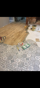 Photo de galerie - Création bi-carrelage (imitation parquet et carreaux de ciment imprimé exagonales)dans maison ancienne
