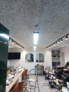 Photo de galerie - Travaux d’électricité dans un local professionnel : installation et modification des points électriques, raccordement des luminaires, prises et équipements. Travail réalisé avec soin et respect des normes