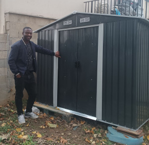 Photo de galerie - Montage complet d’un abri de jardin en métal : installation de la structure, ajustements pour assurer stabilité et durabilité. Travail propre et soigné, réalisé dans le respect des délais. Idéal pour rangement extérieur et optimisation de l’espace. 

