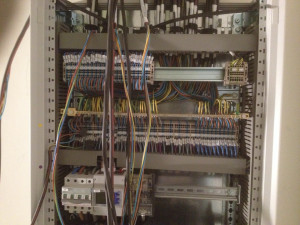 Photo de galerie - Câblage sur bornier d’une armoire électrique dans un entrepôt 