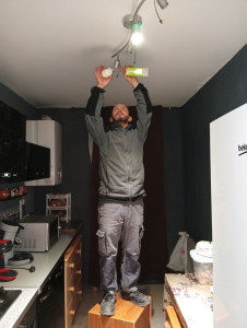 Photo de galerie - Installation des ampoules..des.. étagères 