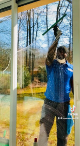 Photo de galerie - Service de nettoyage de vitres – ServiceProNet ?  Nous intervenons pour le nettoyage de toutes surfaces vitrées : • Maisons et appartements • Locaux professionnels • Vitrines de magasins  