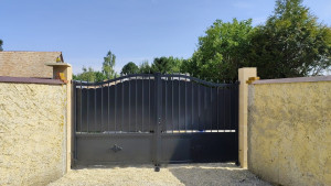 Photo de galerie - Portail (longrine, piliers et installation avec motorisation)
