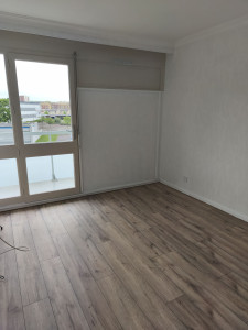 Photo de galerie - Rénovation complète chambre 
peinture, tapisserie, sol stratifié 