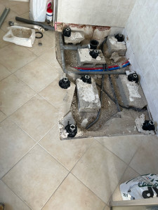 Photo de galerie - Suite à la dépose de l’ancien receveur, mise en place des pieds et scellements 