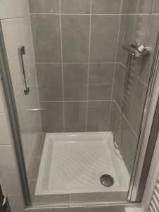 Photo de galerie - Porte de douche en verre taille standart 80 cm de chez Leroy merlin 250€ mes murs étaient espacés de 82.5 cm donc j'aurais d'eu faire fabriquer une porte sur mesure mais j'ai adapté et cela m'a coûté moins cher et pleins d'autres avantages