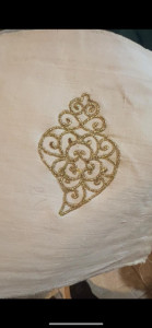 Photo de galerie - Broderie en fil couleur or