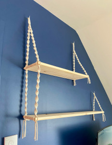Photo de galerie - Étagère en cascade bois et macramé